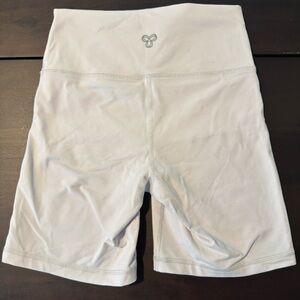 Aritzia Tnalife™ Atmosphere Hi-rise 7" Short (Size M)